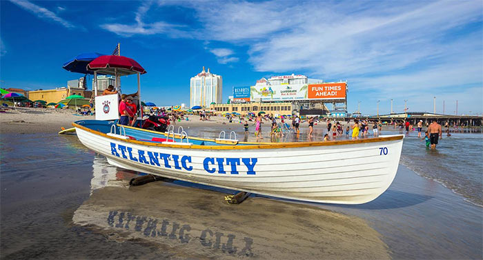 Plyazh v Atlantik Siti - Атлантик-Сити, США - популярный курорт