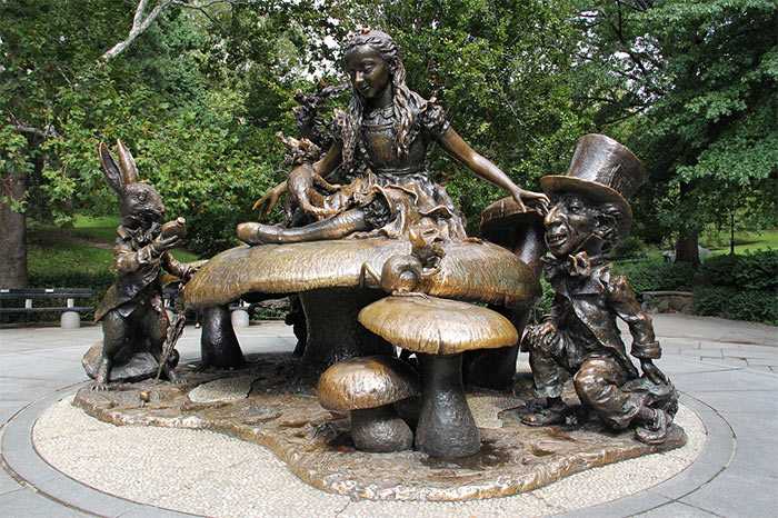 Skulpturnyj kompleks Alisa v strane chudes  - Центральный парк Нью-Йорка