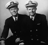 Джон Ф. Кеннеди со своим братом Джозефом П. Кеннеди в военно-морской форме